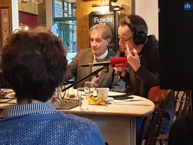 Adger bij spijkers met koppen