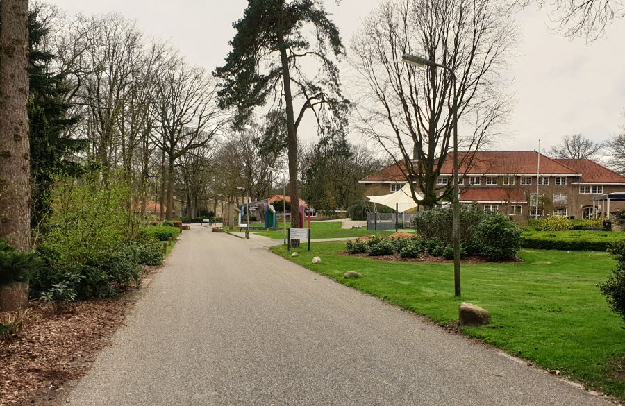 2020-03-20 leeg terrein Zon en Schild verkleind