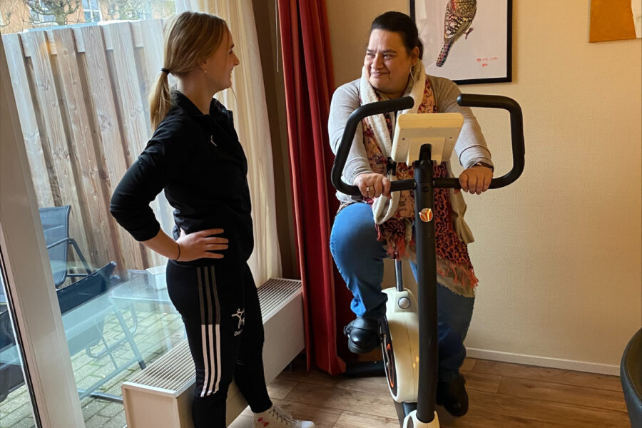 Foto cliënt met PMT-student liggend